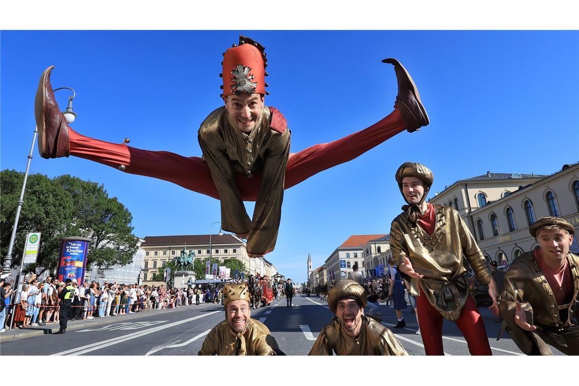 Beim Trachtenumzug am Sonntag waren auch Moriskentänzer dabei.