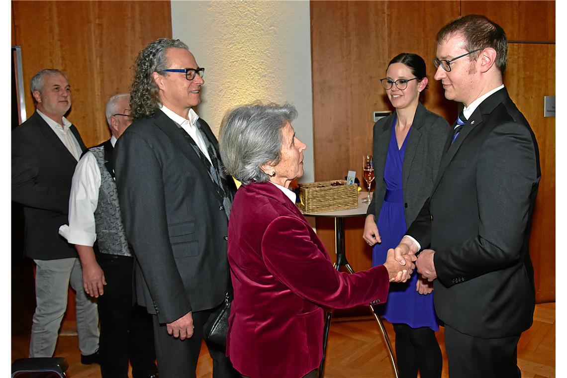 Beim traditionellen Defilee schüttelt der Oberbürgermeister etliche Hände. An se...