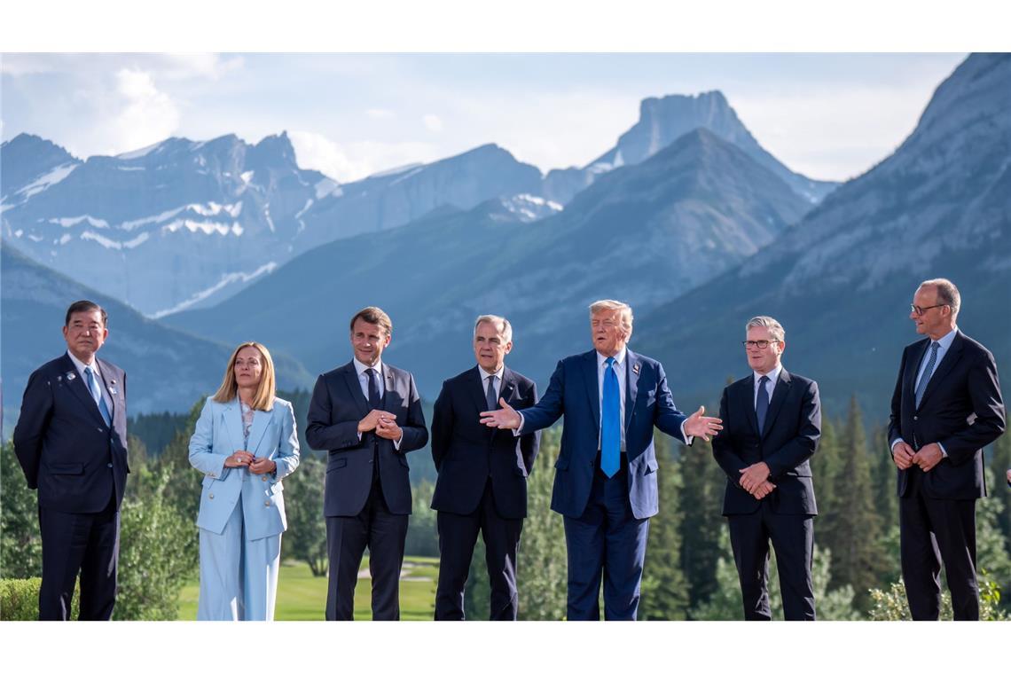 G7 stolpert in die neue Zeit mit Trump Beim traditionellen "Familienfoto" der G7-Chefs war Trump noch dabei.