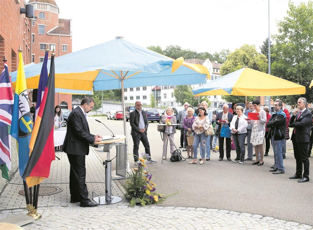 Tausende feiern die fünfte Backnanger Jahreszeit Beim traditionellen Partnerschaftsempfang brachte der Bácsalmáser Bürgermeister Balázs Németh (links) seine Freude über eine 30 Jahre währende Freundschaft mit Backnang zum Ausdruck.