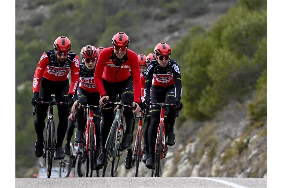 Beim Trainining mit dem Team Lotto-Soudal: John Degenkolb (M.). Foto: Dirk Waem/BELGA/dpa