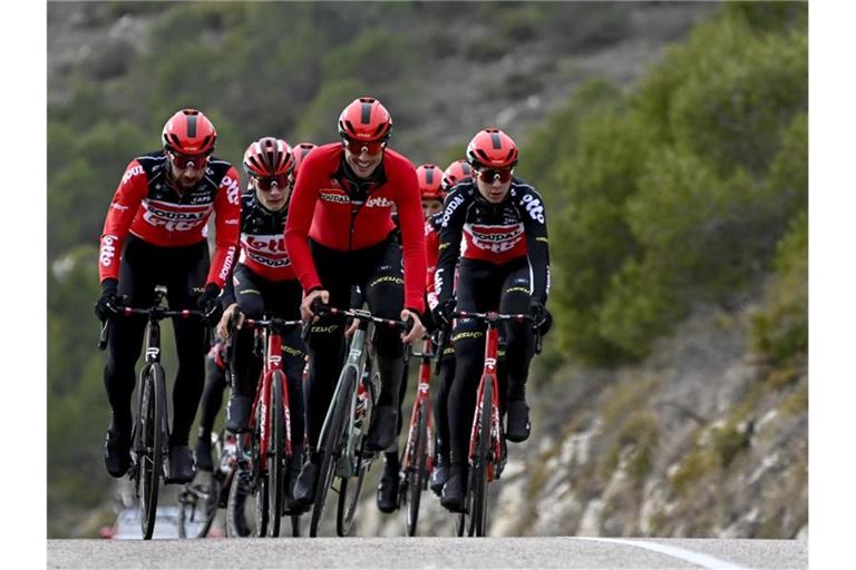 Beim Trainining mit dem Team Lotto-Soudal: John Degenkolb (M.). Foto: Dirk Waem/BELGA/dpa