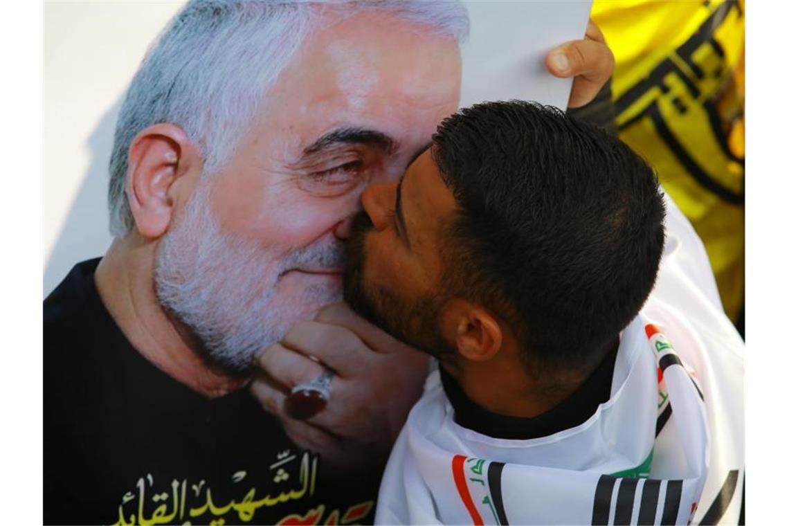 Tausende bei Trauerzug für General Soleimani in Bagdad Beim Trauerzug für General Ghassem Soleimani in Bagdad küsst ein Anhänger ein Bild Soleimanis. Foto: Ameer Al Mohmmedaw/dpa