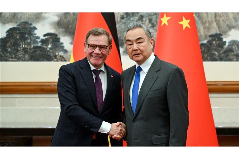 Beim Treffen von Außenminister Johann Wadephul (l., CDU) mit seinem chinesischen Kollegen Wang Yi geht es auch um Handelsbarrieren und den russischen Angriffskrieg auf die Ukraine.