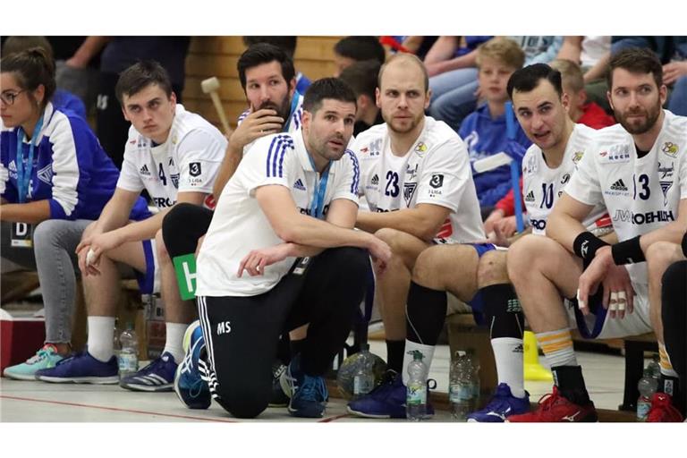 Beim TV Plochingen und davor auch bei der HSG arbeiteten Michael (vorne) und Marc Schwöbel (links dahinter) als Trainerteam zusammen, das Foto stammt aus dem Jahr 2019. Jetzt treffen sie in ihrer handballerischen Heimat in Scharnhausen aufeinander.