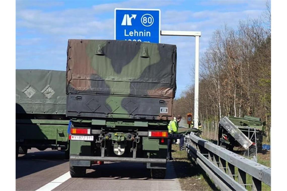 Beim Überholvorgang eines Lkw musste der Bundeswehr-Unimog nach Polizeiangaben nach rechts ausweichen und prallte an den Pfahl eines Verkehrsschildes. Foto: Cevin Dettlaff/dpa-Zentralbild/dpa