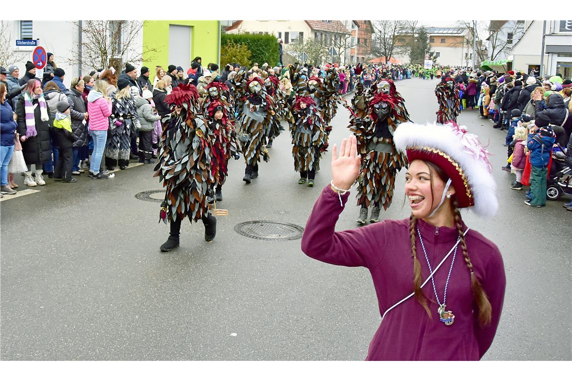 Beim Umzug laufen nicht nur 43 Gruppen mit. Tausende Zuschauer säumen die Straße...