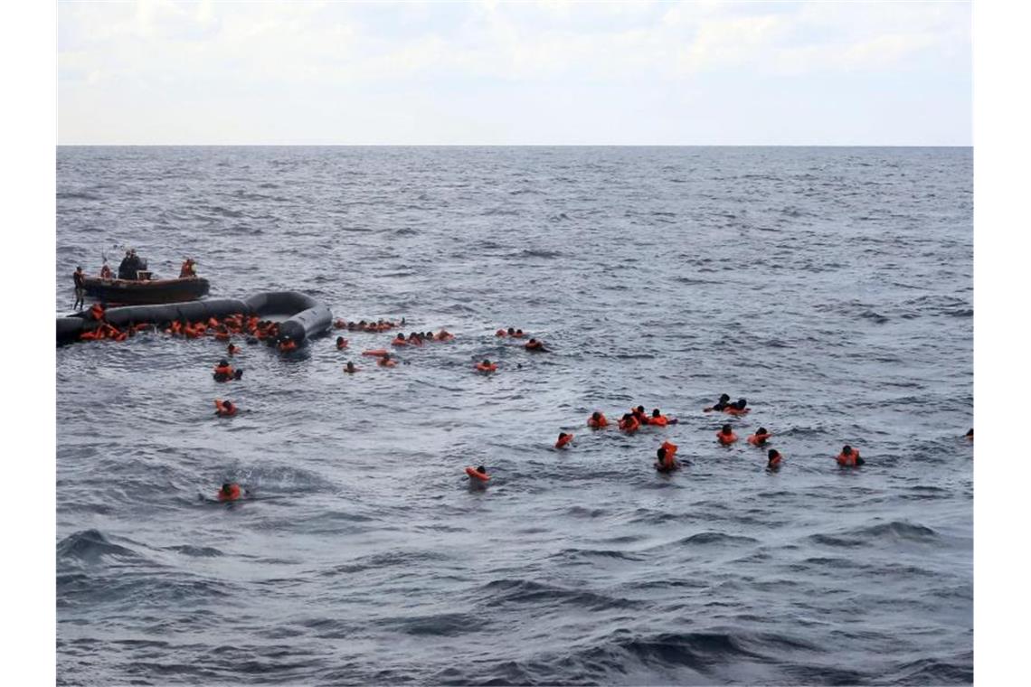 Dutzende Flüchtlinge bei Bootsunglück vor Libyen ertrunken Beim Untergang eines Bootes mit Flüchtlingen vor der Küste Libyens sind mindestens 74 Menschen ertrunken. Foto: Sergi Camara/AP/dpa