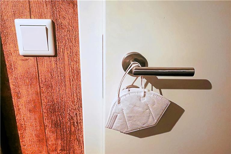 Beim Verlassen ihrer Zimmer müssen die Bewohnerinnen und Bewohner von Pflegeheimen aktuell laut dem neuen Infektionsschutzgesetz eine FFP2-Maske tragen. Symbolfoto: Tobias Sellmaier