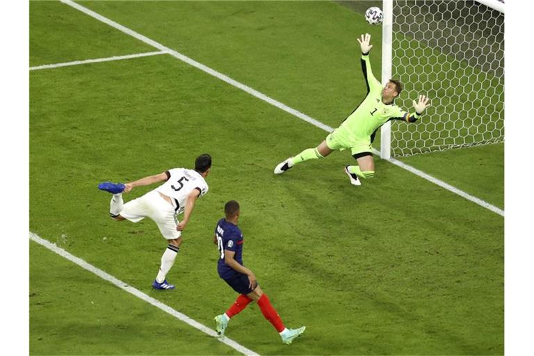 Beim Versuch vor Mbappé zu klären erzielt Mats Hummels (l) gegen Torwart Manuel Neuer ein Eigentor. Foto: Alexander Hassenstein/Getty Pool/AP/dpa