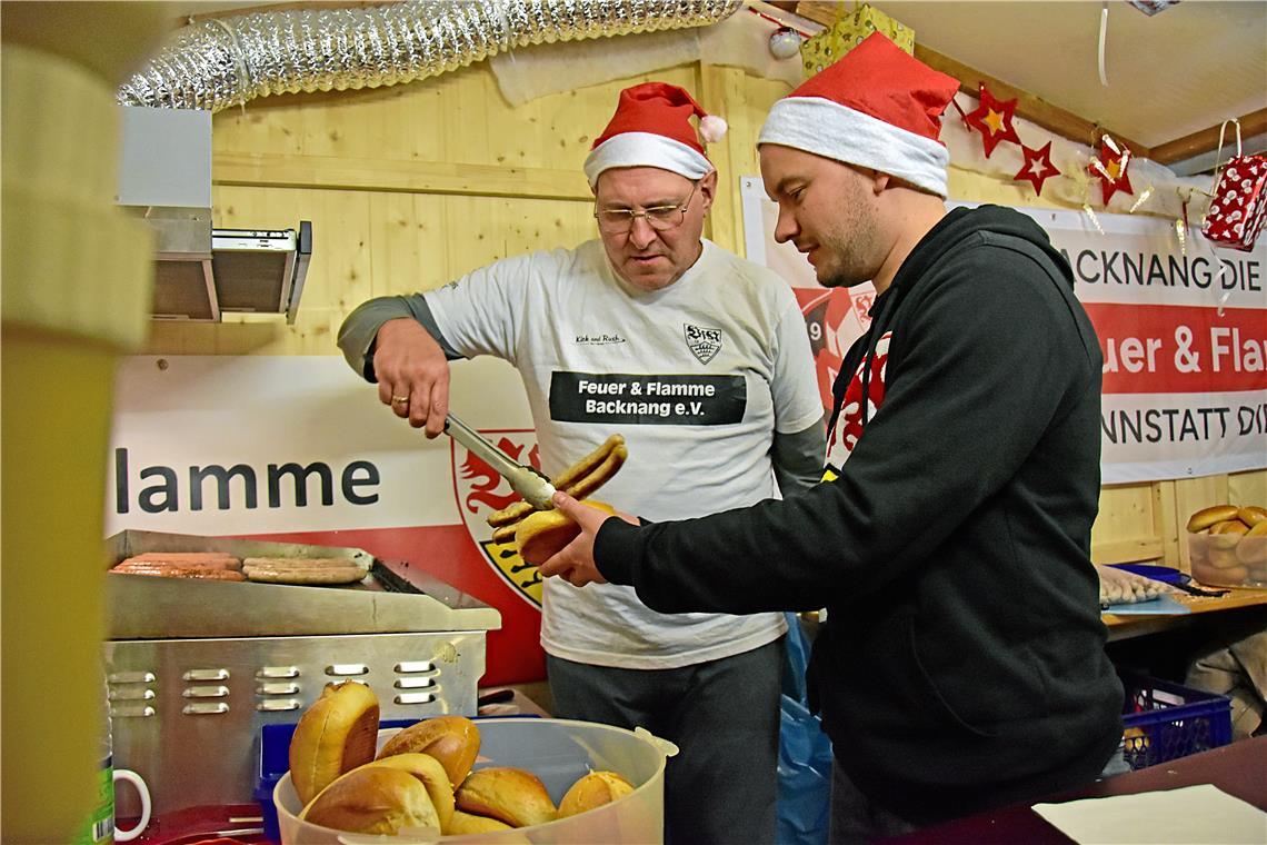 Beim VfB Fanclub Feuer und Flamme servieren Achim Eisele (links) und Felix Bauer...