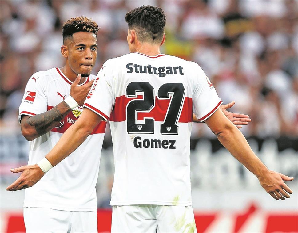 Beim VfB herrscht Redebedarf nach drei Pleiten in den ersten drei Pflichtspielen – nicht nur zwischen Dennis Aogo und Mario Gomez. Foto: Imago