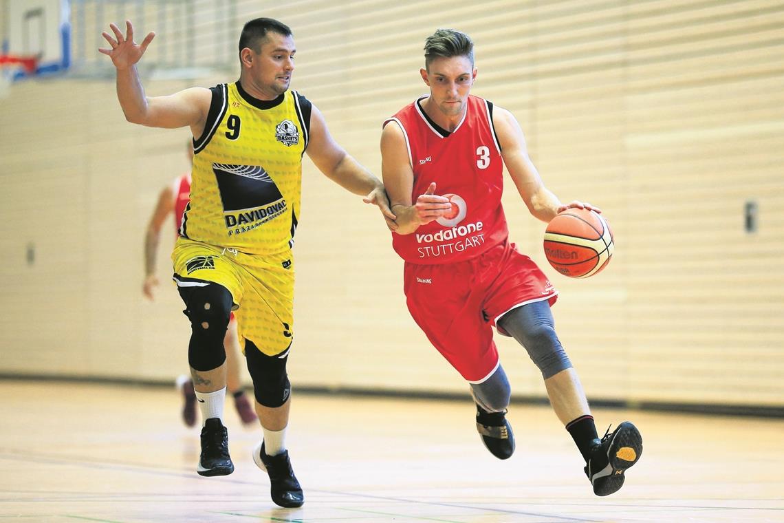 Beim Vorbereitungsturnier in eigener Halle nicht zu stoppen: Backnangs Basketballer um Power Forward Nikolai Kaiser (rechts). Die TSG gewann vor Freiberg und Essingen. Foto: A. Becher