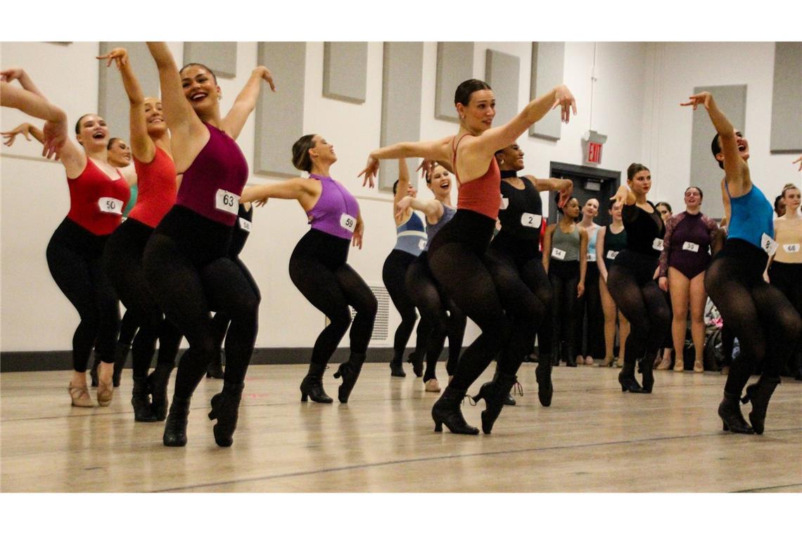 100 Jahre Showtanzgruppe "Rockettes" - noch zeitgemäß? Beim Vortanzen müssen sich die Frauen in kürzester Zeit dehnen und aufwärmen und dann eine kurze Choreographie einstudieren.