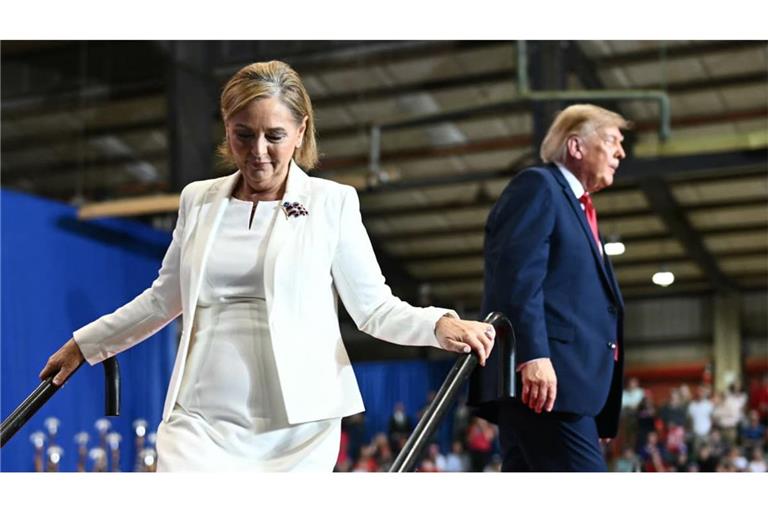 Beim Wahlkampf-Stopp in Upstate rechnet Donald Trump der Kandidatin Darline Graham auf offener Bühne gute Chancen aus, sich gegen ihre Kontrahentin Annie Andrews durchzusetzen. Sicher ist ihr der Triumph in der republikanischen Hochburg wenige Tage vor der Wahl jedoch keineswegs.