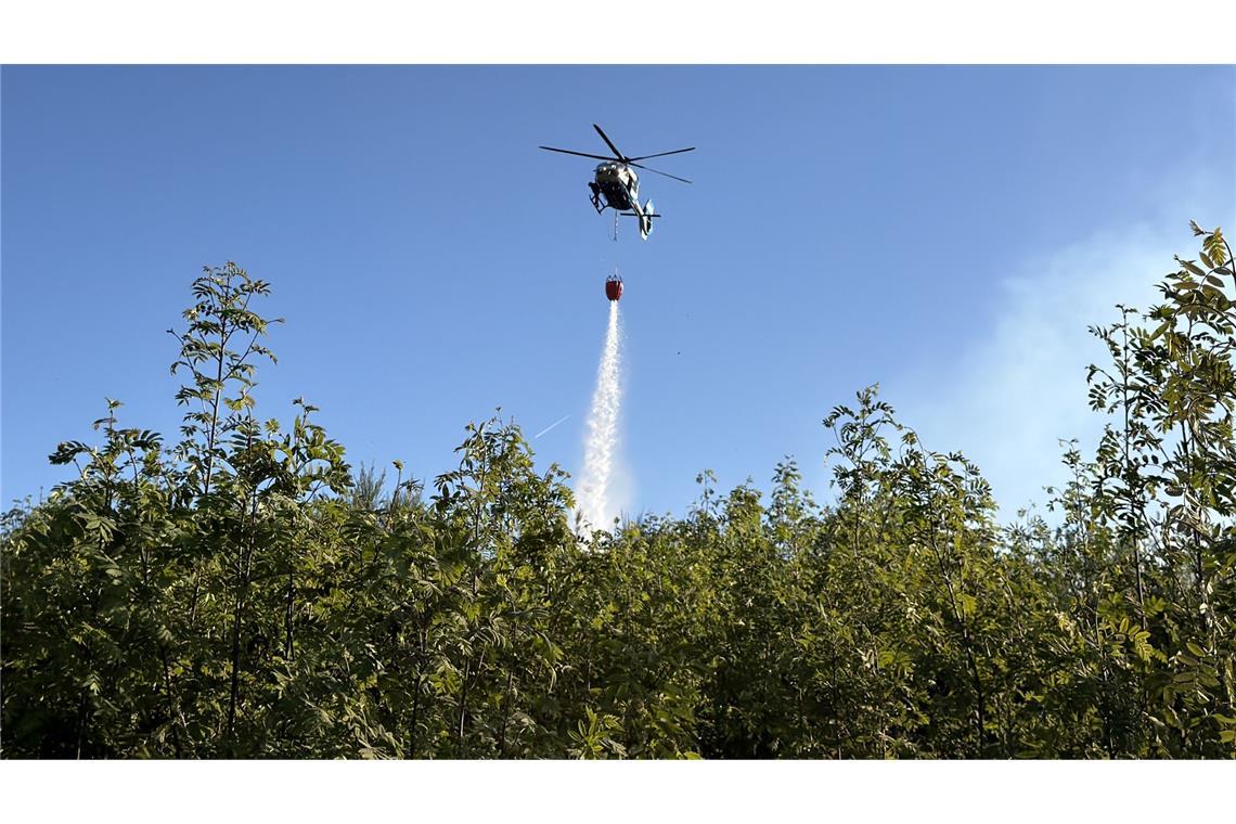 Beim Waldbrand bei Attendorn kam Hilfe aus der Luft.