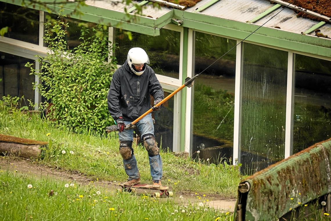 Großerlach wird Hotspot für Longboarder Beim Weg nach oben war der Lift ein beliebtes Hilfsmittel.