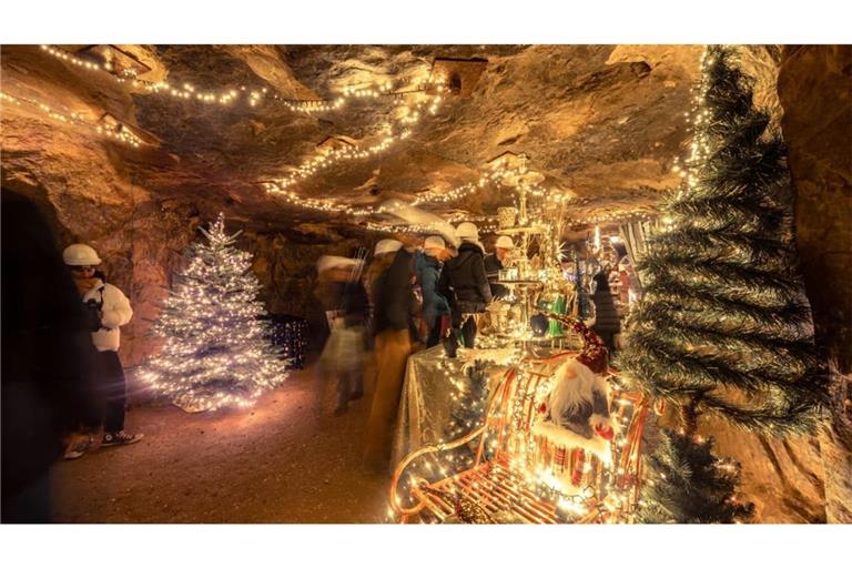Beim Weihnachtsmarkt im Besucherbergwerk „Tiefer Stollen“ in Aalen-Wasseralfingen bieten rund 40 Händler ihre waren an.