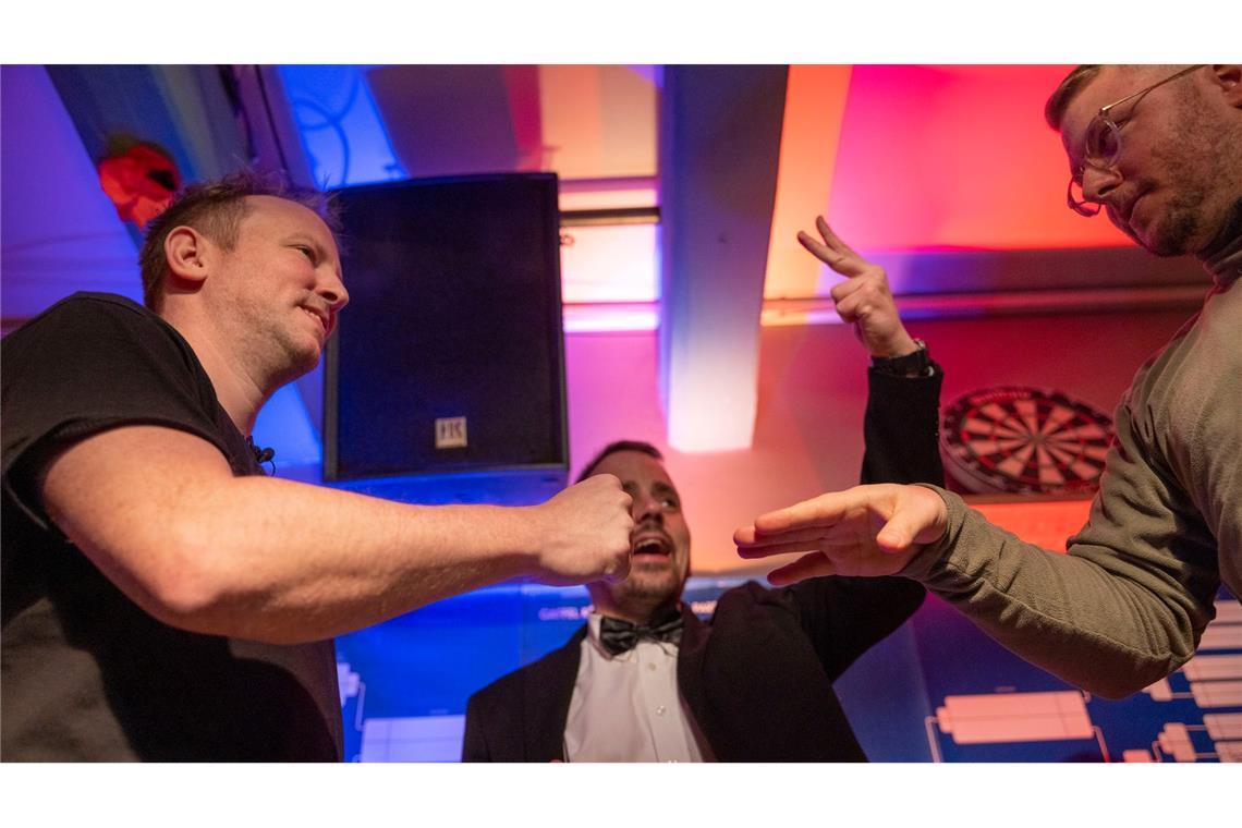 So gewinnt man bei "Schnick, Schnack, Schluck" Beim Weltcup in Köln treten Spieler im "Schnick-Schnack-Schnuck" gegeneinander an - hier "Rollender Stein" (links) und "Dennis 508" (rechts).