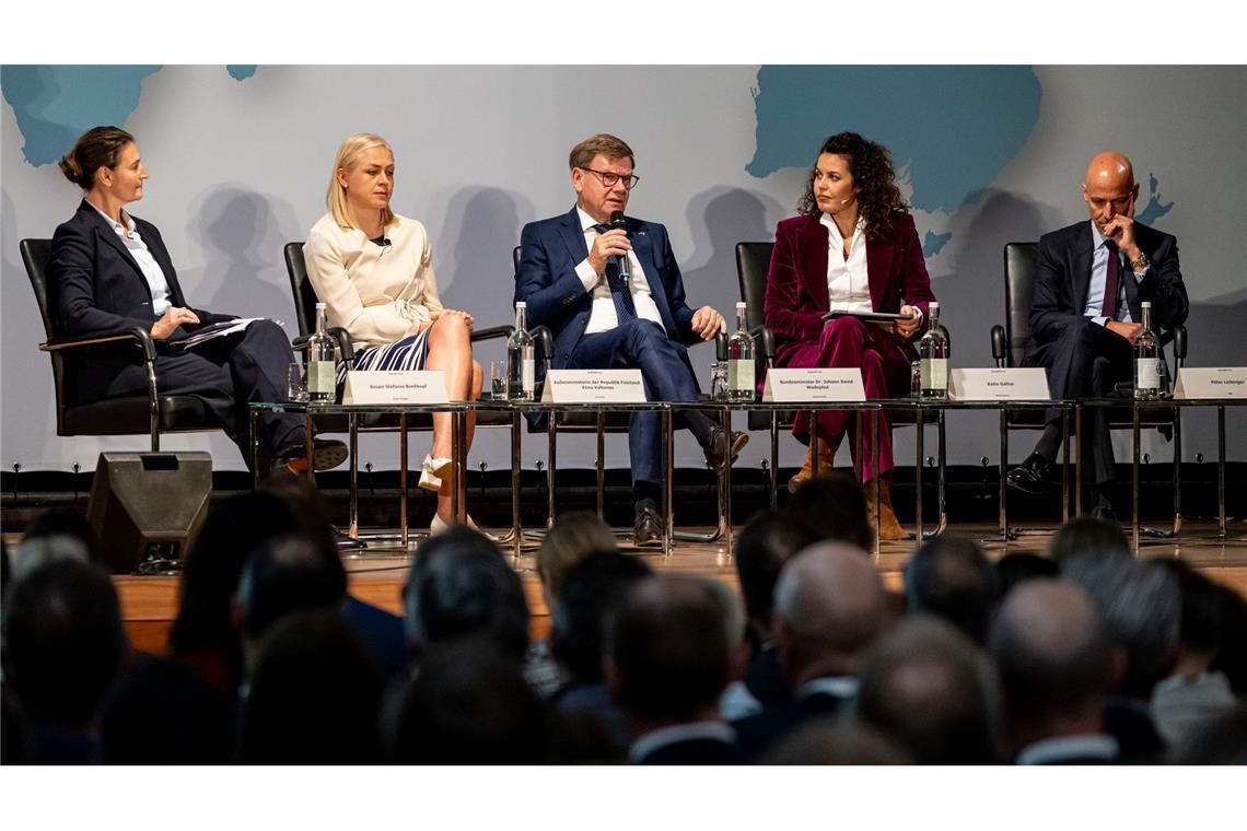 Wadephul macht Tempo bei neuen Freihandelsabkommen Beim Wirtschaftstag der Botschafterkonferenz im Auswärtigen Amt diskutiert auch BDI-Präsidenten Peter Leibinger (rechts) mit den Diplomatinnen und Diplomaten.