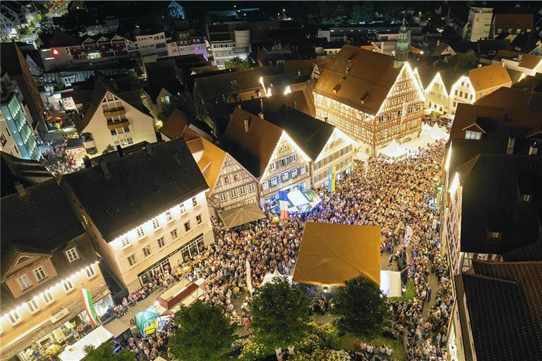 Beim Zapfenstreich wurden die Straßen noch einmal richtig voll. Foto: Alexander Becher