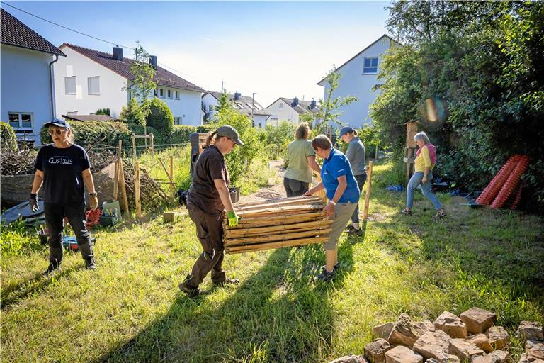 Beim Zaunbau packen die Ehrenamtlichen tatkräftig an. Foto: Alexander Becher