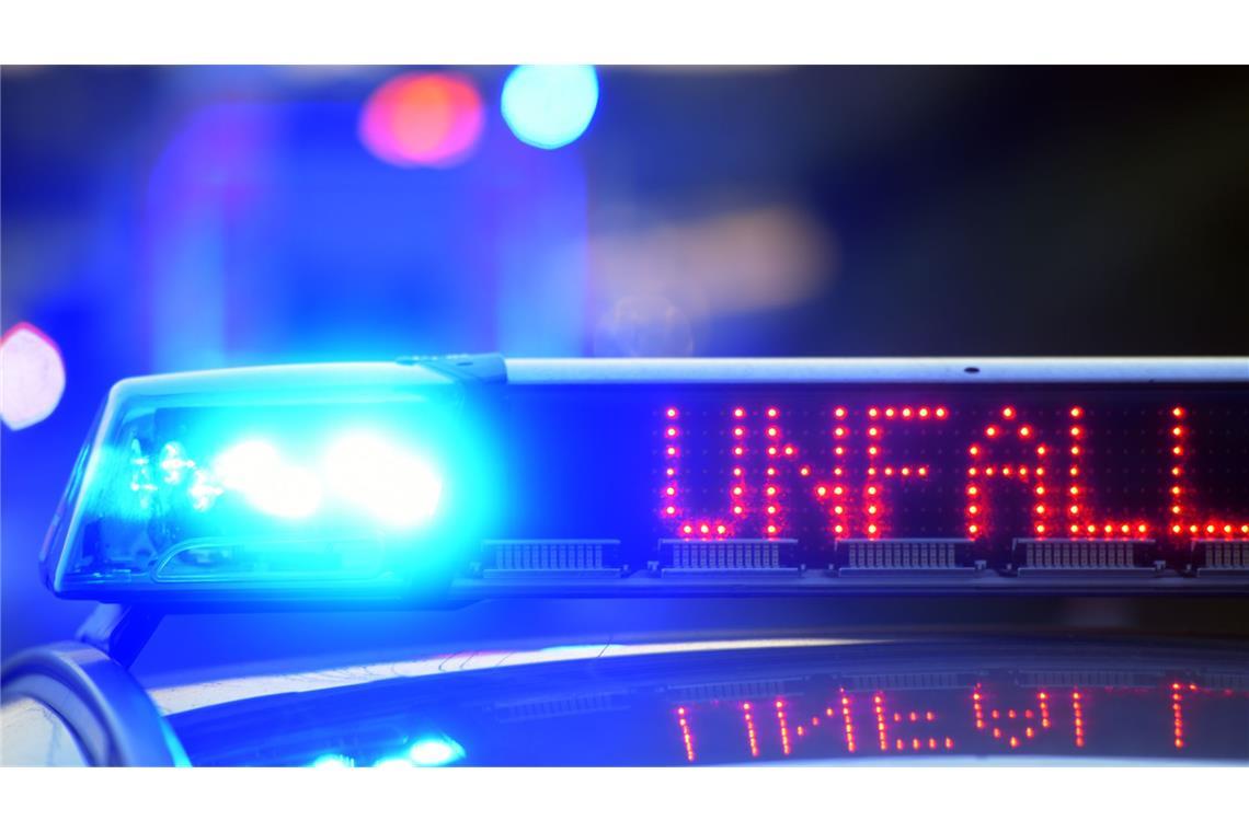 Beim Zusammenstoß eines Autos mit einem Linienbus sind in Reutlingen zwölf Menschen verletzt worden (Symbolfoto).
