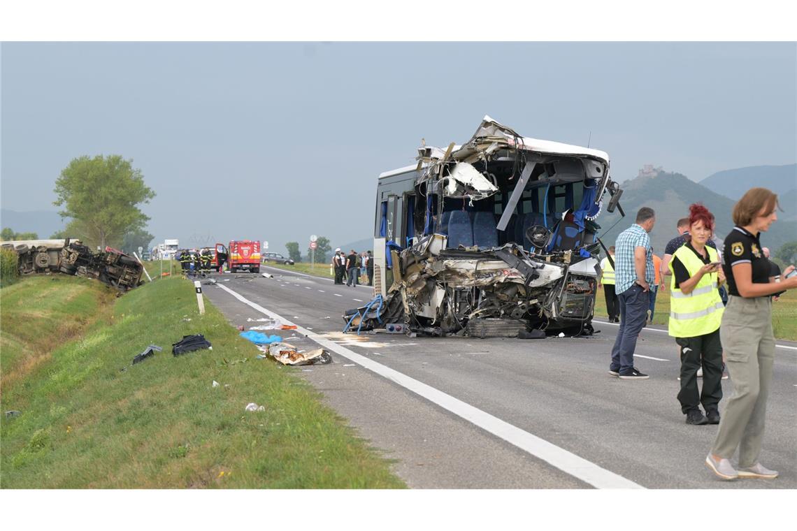 Beim Zusammenstoß eines Lastautos mit einem Linienbus wurde der Vorderteil des Busses zertrümmert, der Busfahrer starb im Krankenhaus.