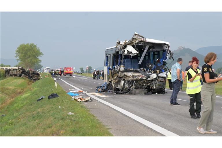 Beim Zusammenstoß eines Lastautos mit einem Linienbus wurde der Vorderteil des Busses zertrümmert, der Busfahrer starb im Krankenhaus.