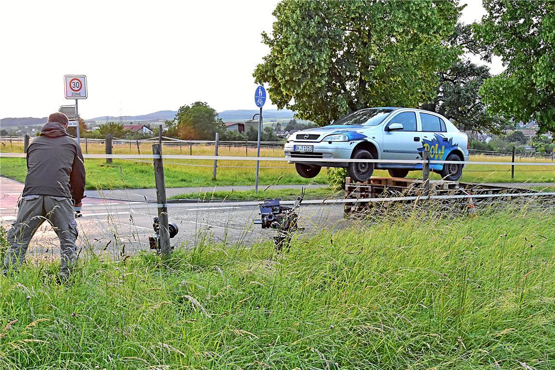 Bis Hollywood ist der Weg noch weit Beim zweiten Versuch fliegt das Auto zumindest etwas weiter als bei der Premiere. Das Filmteam ist zufrieden. Fotos: Tobias Sellmaier