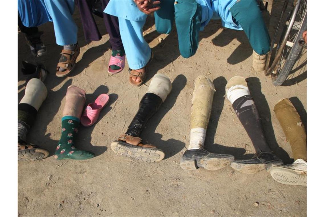Beinprotesen von kriegsversehrten Kindern: Auch im vergangenen Jahr sind mehr als 10.000 Zivilisten in Afghanistan Opfer der andauernden Konflikte und Anschläge geworden. Foto: Saifurahman Safi/Xinhua/dpa