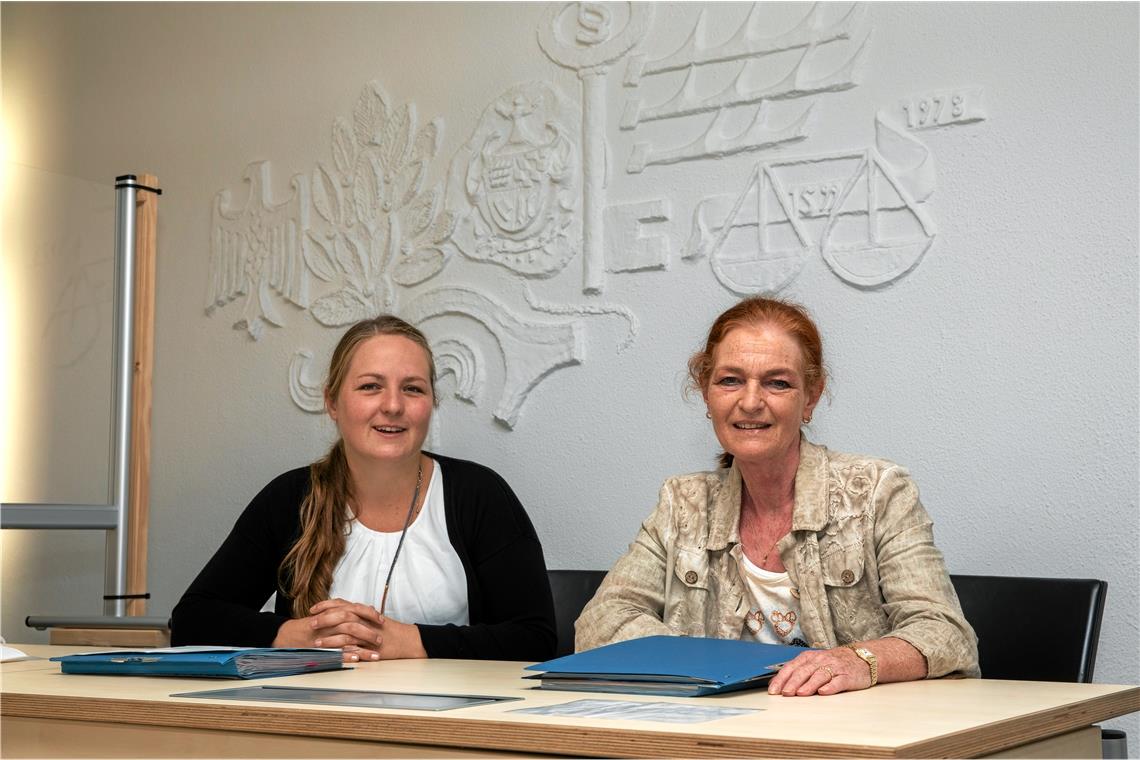 Beistand für jugendliche Straftäter: Larissa Kohberger (links) und Sabine Gerner im Gerichtssaal des Backnanger Amtsgerichts. Foto: A. Becher