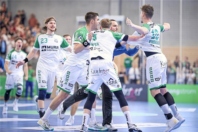 Bejubeln im ersten Zweitliga-Heimspiel der Vereinsgeschichte einen Teilerfolg: Die HCOB und Nick Fröhlich (rechts). Foto: Alexander Becher