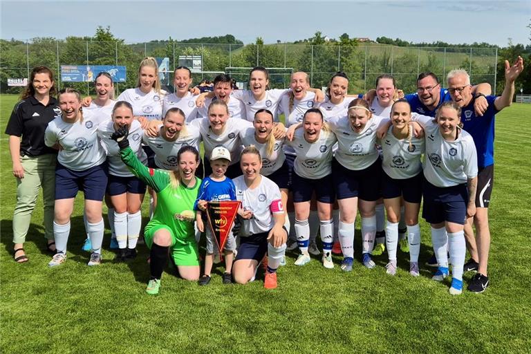 Bejubeln Kleinaspachs souveräne Meisterschaft und den Aufstieg in die Bezirksliga (hinten von links): Staffelleiterin Diana Heinze, Laura Vogel, Tami Schlipf, Ida Panhorst, Jessica Heisterkamp, Sina Buchal, Vanessa Schierle, Sophie Giermann, Franziska Schick, Trainer Torsten Giermann, Trainer Andreas Gold sowie (Mitte) Jana Falkenstein, Hannah Schurr, Alisa Börner, Jule Schust, Katharina Heilmayr, Jasmin Kaumeyer, Ilvy Stuhler, Franziska Schenk, Carina Liss und (vorne) Sarah Vogel sowie Spielführerin Luisa Gold. Foto: privat