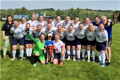 Bejubeln Kleinaspachs souveräne Meisterschaft und den Aufstieg in die Bezirksliga (hinten von links): Staffelleiterin Diana Heinze, Laura Vogel, Tami Schlipf, Ida Panhorst, Jessica Heisterkamp, Sina Buchal, Vanessa Schierle, Sophie Giermann, Franziska Schick, Trainer Torsten Giermann, Trainer Andreas Gold sowie (Mitte) Jana Falkenstein, Hannah Schurr, Alisa Börner, Jule Schust, Katharina Heilmayr, Jasmin Kaumeyer, Ilvy Stuhler, Franziska Schenk, Carina Liss und (vorne) Sarah Vogel sowie Spielführerin Luisa Gold. Foto: privat