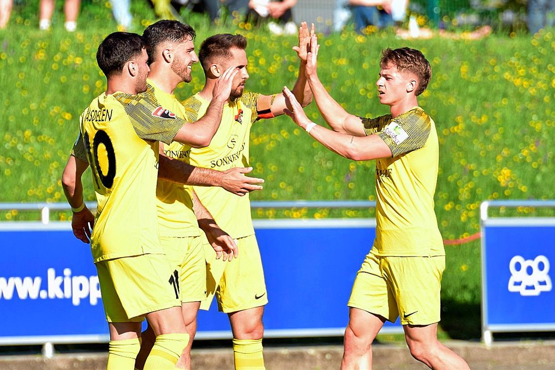 SG Sonnenhof Großaspach gewinnt Krimi und zieht ins Endspiel ein Bejubeln zum zweiten Mal in Folge den Einzug ins Finale des WFV-Pokals: Die Fußballer der SG Sonnenhof Großaspach um Mert Tasdelen, Michael Kleinschrodt, Volkan Celiktas und Christian Mistl. Foto: Tobias Sellmaier