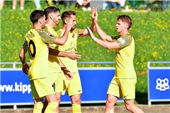 Bejubeln zum zweiten Mal in Folge den Einzug ins Finale des WFV-Pokals: Die Fußballer der SG Sonnenhof Großaspach um Mert Tasdelen, Michael Kleinschrodt, Volkan Celiktas und Christian Mistl. Foto: Tobias Sellmaier