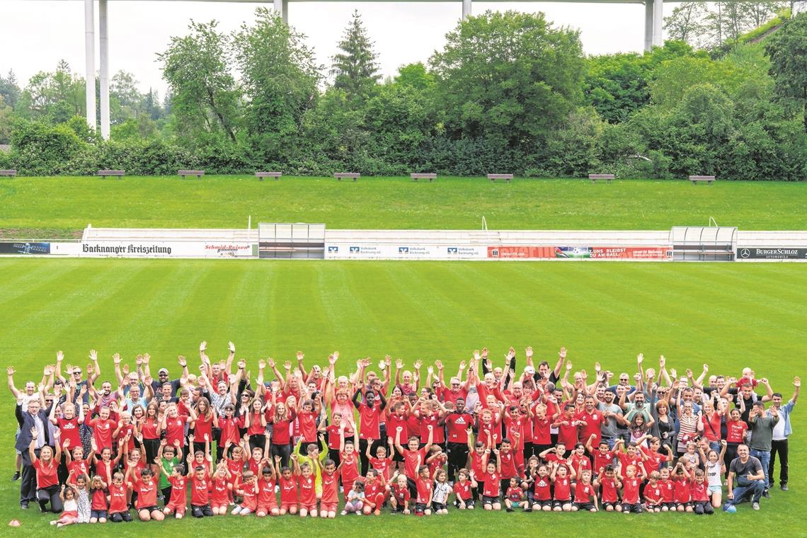 Bejubelt ihr 100-jähriges Bestehen: Die TSG Backnang 1919. Mit dem Gastspiel des Zweitligisten VfB Stuttgart startet am Freitag, 5. Juli, ein Fußballwochenende, an dem die Kugel drei Tage lang fast ununterbrochen in den Etzwiesen rollt. Foto: J. Helmholz