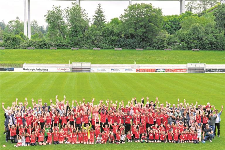 Bejubelt ihr 100-jähriges Bestehen: Die TSG Backnang 1919. Mit dem Gastspiel des Zweitligisten VfB Stuttgart startet am Freitag, 5. Juli, ein Fußballwochenende, an dem die Kugel drei Tage lang fast ununterbrochen in den Etzwiesen rollt. Foto: J. Helmholz