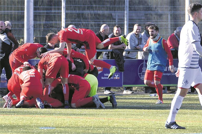Bejubelte beim Wiederbeginn im neuen Jahr ein 5:0 im Kellerduell: Backnangs Oberligaelf, die auf den viertletzten Rang kletterte. Foto: T. Sellmaier