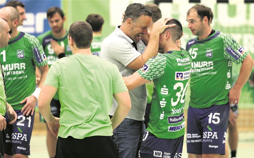 Bejubelte mit dem Drittligateam nach einem wahren Krimi den ersten Heimsieg: Jochen Bartels, sportlicher Leiter des HCOB.Foto: A. Becher