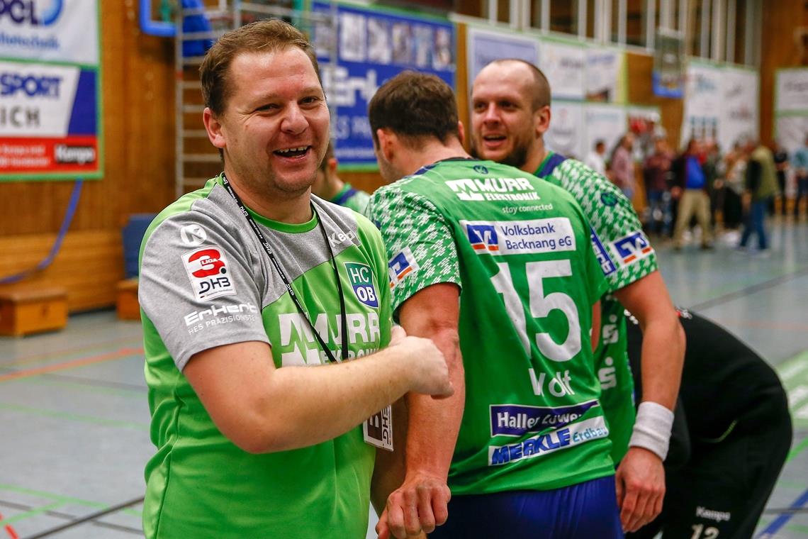 Hoffen auf vierten Auswärtssieg in Folge Bejubelte mit Oppenweiler/Backnang in den letzten drei Duellen in der Fremde jeweils einen Erfolg: Trainer Matthias Heineke (links). In den Wochen zuvor hatten er und seine Drittliga-Handballer eine fast schon chronische Auswärtsschwäche an den Tag gelegt. Foto: A. Becher