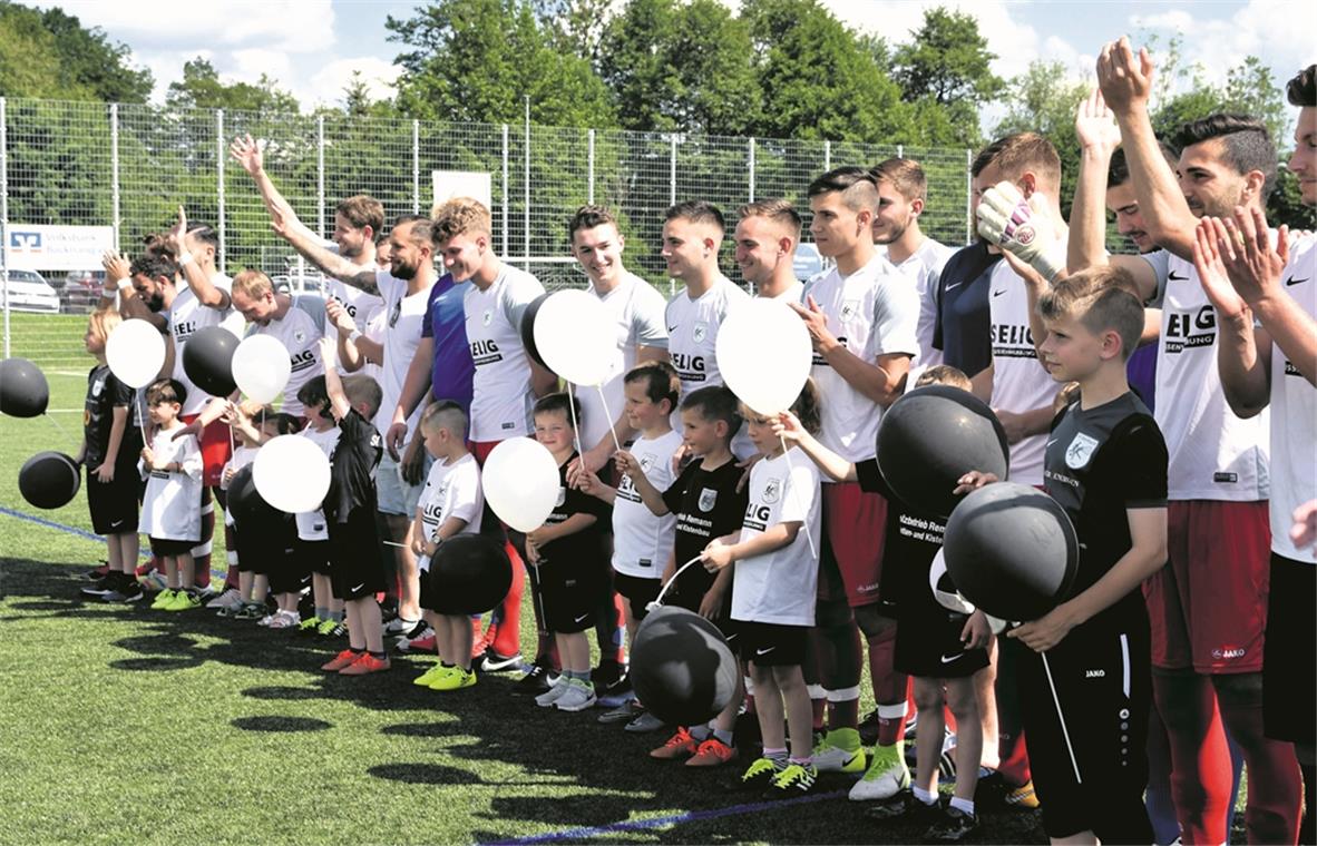 Bejubelten den dritten Bezirksliga-Aufstieg in der Vereinsgeschichte: Steinbachs Fußballer, die fast einen Start-Ziel-Sieg landeten. Foto: T. Sellmaier