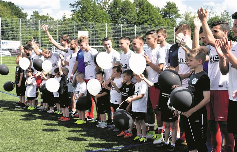 Bejubelten den dritten Bezirksliga-Aufstieg in der Vereinsgeschichte: Steinbachs Fußballer, die fast einen Start-Ziel-Sieg landeten. Foto: T. Sellmaier