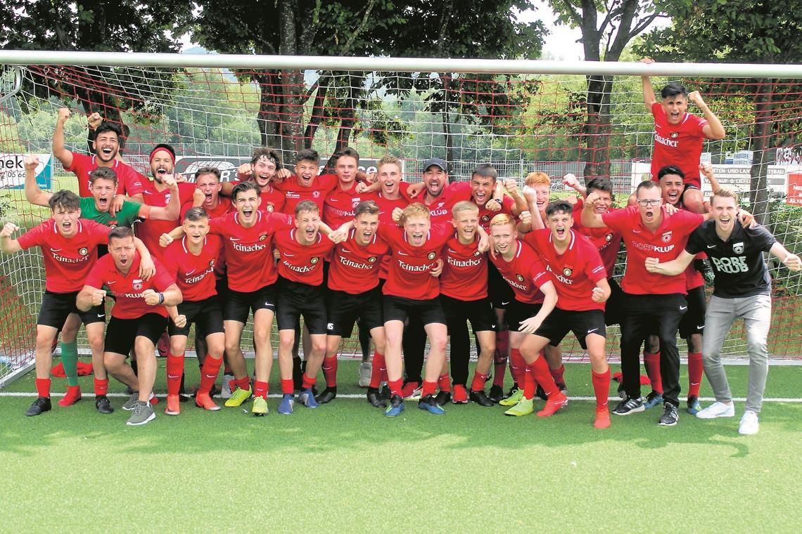 Bejubelten den Oberliga-Aufstieg und sorgten damit gleichzeitig für riesige Freude bei der Jugendführung um Peer Lauster (rechts): Die B-Jugend der Aspacher Drittliga-Fußballer. Foto: privat