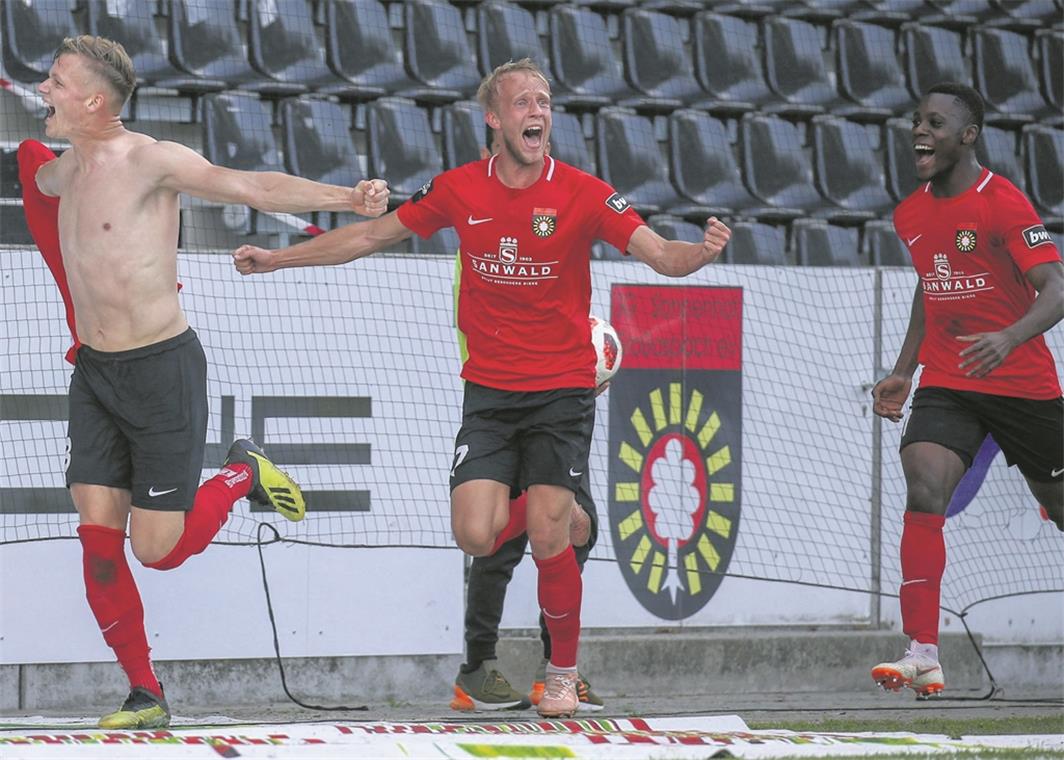 Bejubelten den Siegtreffer (von links): Torschütze Philipp Hercher, Michael Vitzthum und Makana Baku.Foto: A. Becher