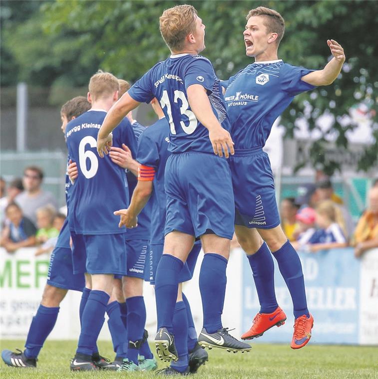 Im zweiten Versuch in die Kreisliga A Bejubelten den Sprung in die Kreisliga A. Kleinaspachs Jan Maier und David Großmann (rechts). Er stellte gegen Fichtenberg mit seinem 2:1 kurz vor Schluss die Weichen auf Sieg. Foto: A. Becher