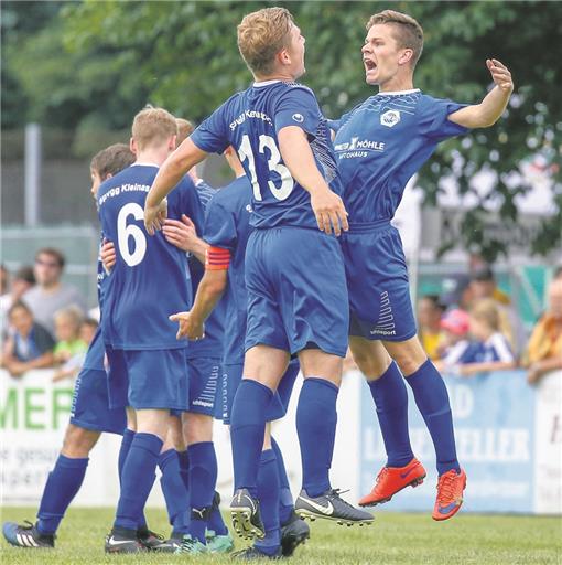 Bejubelten den Sprung in die Kreisliga A. Kleinaspachs Jan Maier und David Großmann (rechts). Er stellte gegen Fichtenberg mit seinem 2:1 kurz vor Schluss die Weichen auf Sieg. Foto: A. Becher