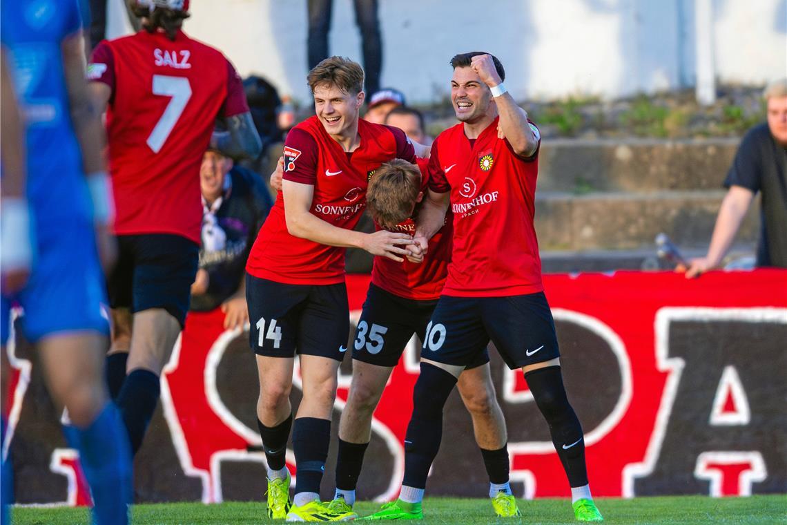 Bejubelten einen verdienten 3:0-Erfolg (von links): Dominik Salz, Niklas Mohr, Lukas Stoppel und Mert Tasdelen. Foto: Silas Schüller