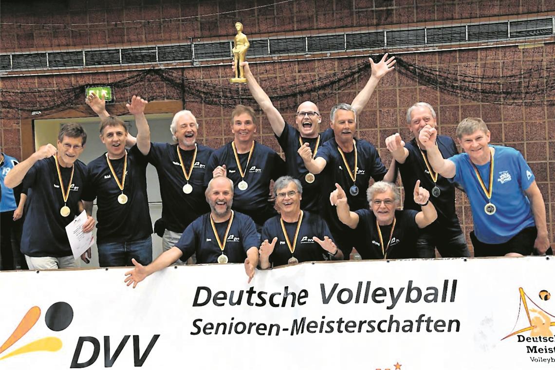 Backnangs Senioren schlagen kräftig zu Bejubelten ihre deutsche Meisterschaft (stehend von links): Backnangs Ü-59-Volleyballer mit Jens Krüger, Wilfried van Meegen, Wolfgang Sprenger, Peter Gressmann, Erwin Mathis, Walter Hafner, Franz Steiner und Manfred Schlegelmilch sowie Uwe Schlittenhardt, Coach Pitt Richter und Wolfgang Sterzel.